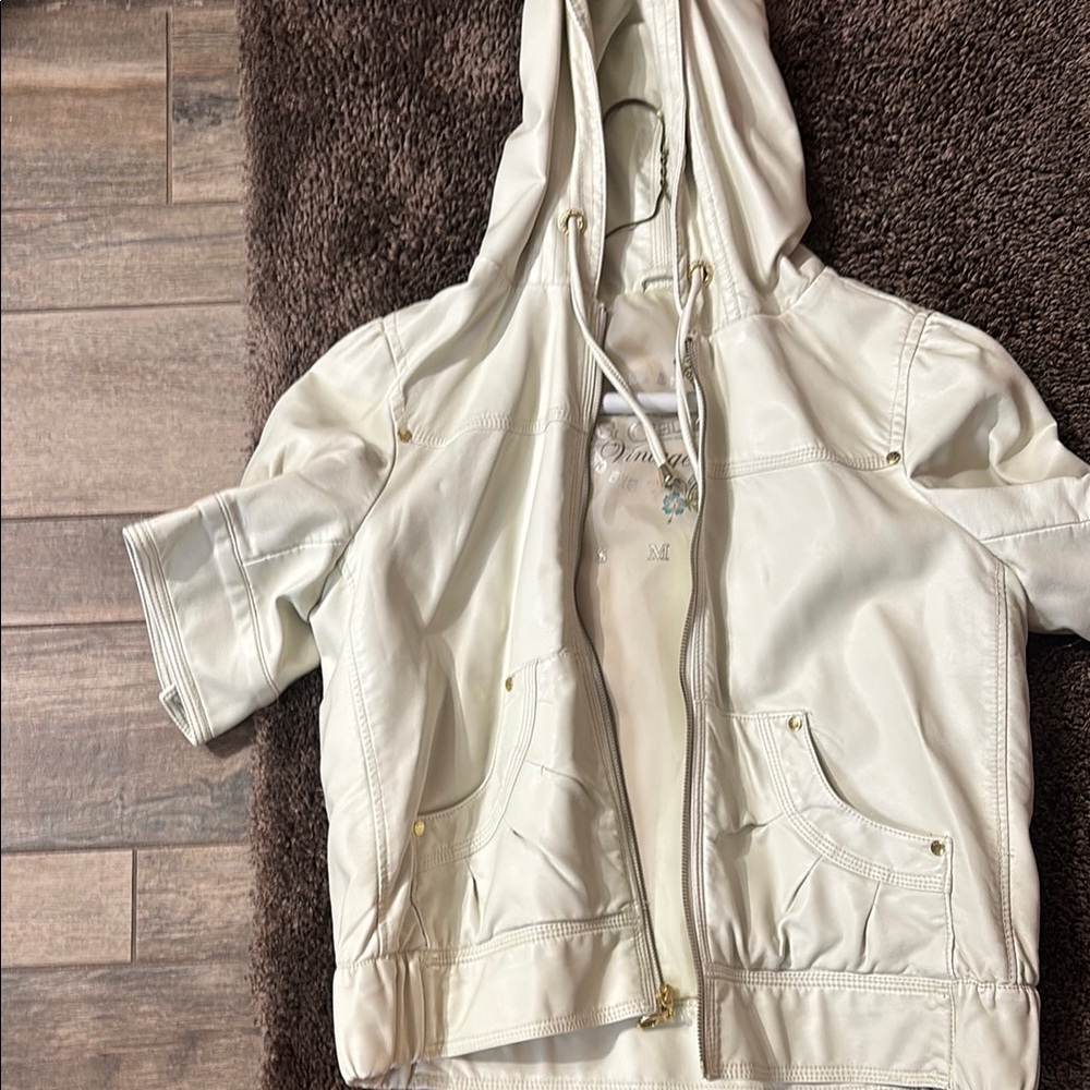 Stylish White Short-Sleeve Hooded Jacket